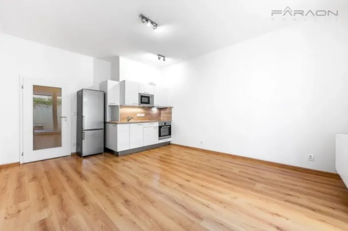 Pronájem bytu 1+kk, Praha - Vršovice, 28. pluku, 37 m2