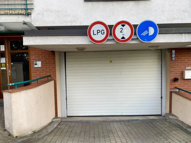 Pronájem garážového stání, Praha - Břevnov, Slavníkova, 12 m2