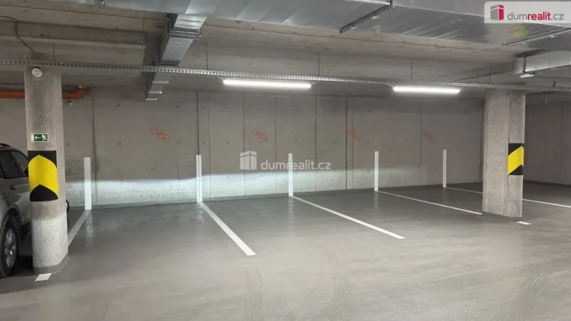 Pronájem garáže, Praha - Radlice, U Komína, 8772 m2