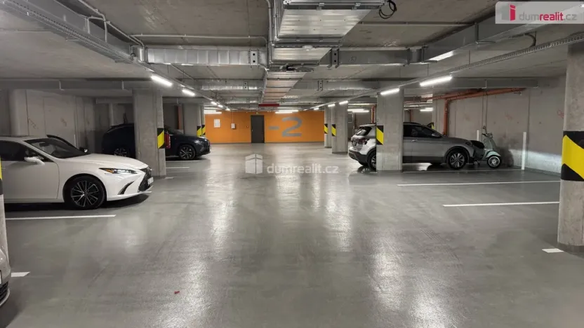 Pronájem garáže, Praha - Radlice, U Komína, 8772 m2