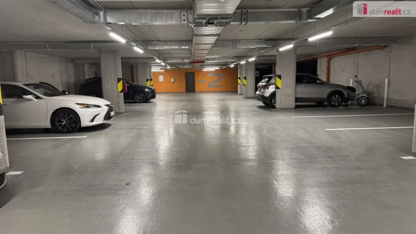 Pronájem garáže, Praha - Radlice, U Komína, 8772 m2