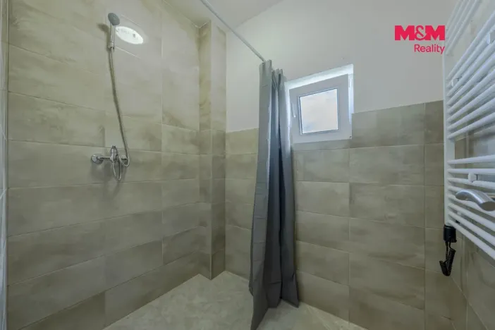 Pronájem rodinného domu, Vrátno, 302 m2