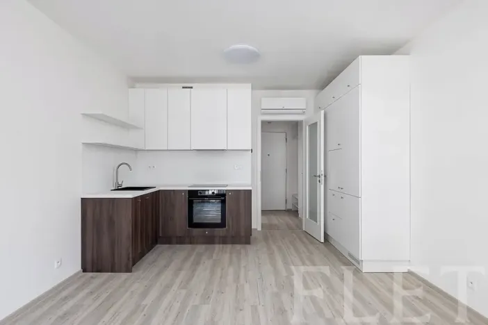 Pronájem bytu 1+kk, Praha - Hloubětín, Poděbradská, 33 m2