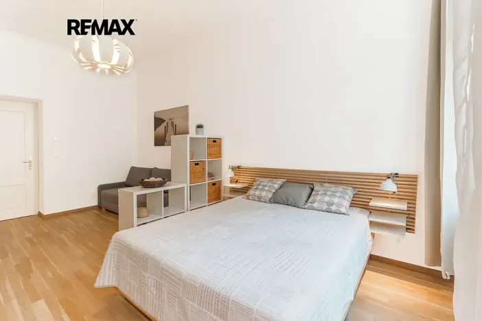 Pronájem bytu 1+kk, Praha - Smíchov, Zborovská, 35 m2