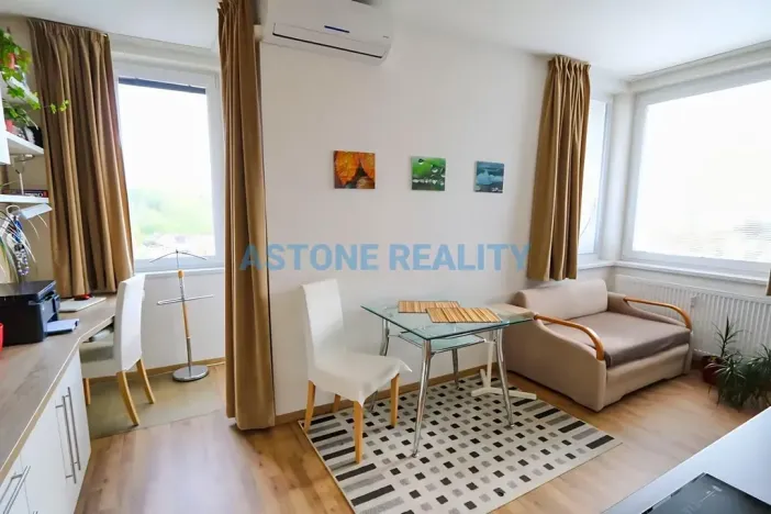 Pronájem bytu 1+kk, Praha - Hostivař, Hornoměcholupská, 30 m2