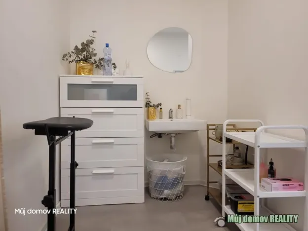 Pronájem obchodního prostoru, Praha - Vysočany, Freyova, 57 m2