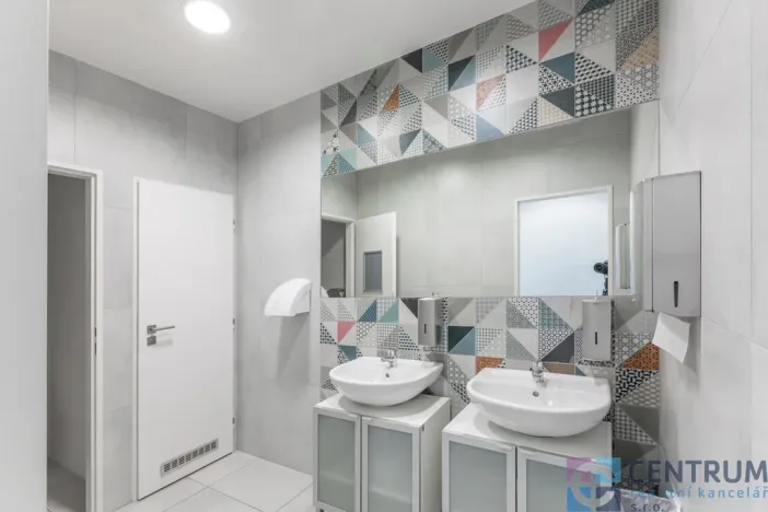 Pronájem kanceláře, Praha - Holešovice, U Pergamenky, 584 m2