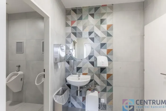 Pronájem kanceláře, Praha - Holešovice, U Pergamenky, 584 m2