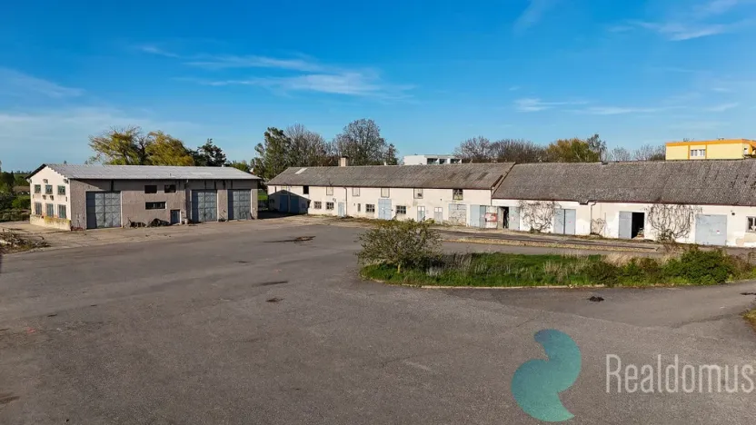 Prodej výrobních prostor, Chotětov, Husovo náměstí, 3000 m2