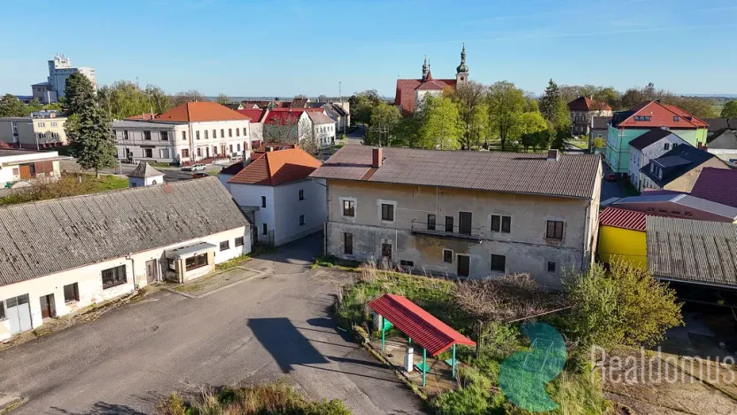Prodej výrobních prostor, Chotětov, Husovo náměstí, 3000 m2