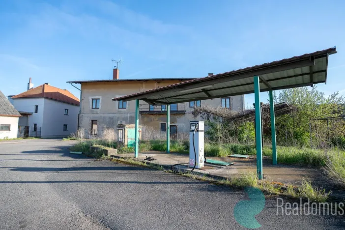 Prodej výrobních prostor, Chotětov, Husovo náměstí, 3000 m2