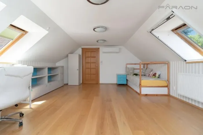 Pronájem kanceláře, Praha - Březiněves, Skřivánčí, 725 m2