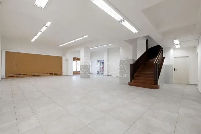 Pronájem obchodního prostoru, Nový Jičín, Masarykovo nám., 470 m2