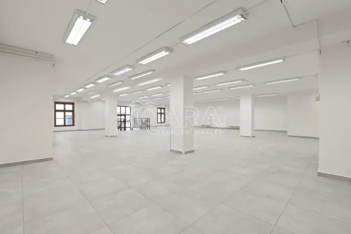Pronájem obchodního prostoru, Nový Jičín, Masarykovo nám., 470 m2