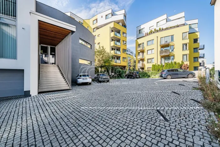 Pronájem obchodního prostoru, Praha - Žižkov, Jeseniova, 240 m2