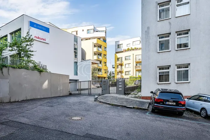 Pronájem obchodního prostoru, Praha - Žižkov, Jeseniova, 240 m2