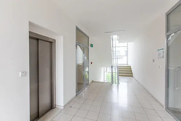 Pronájem garážového stání, Praha, Korunní, 12 m2