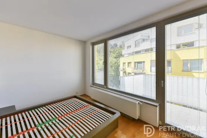 Pronájem bytu 1+kk, Praha - Žižkov, Jeseniova, 48 m2