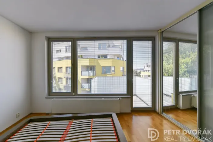 Pronájem bytu 1+kk, Praha - Žižkov, Jeseniova, 48 m2