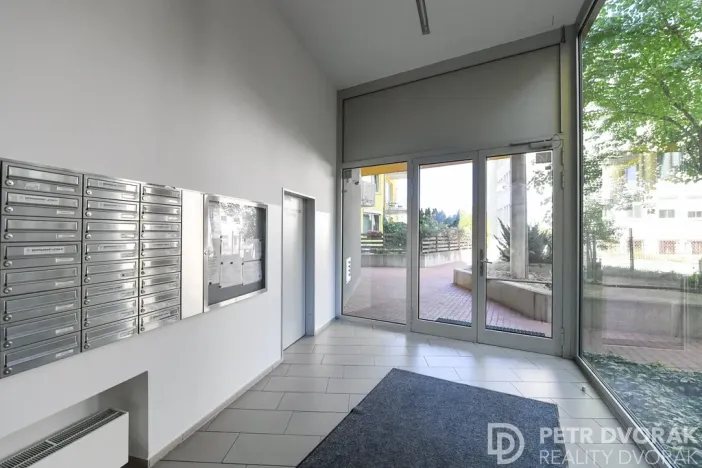Pronájem bytu 1+kk, Praha - Žižkov, Jeseniova, 48 m2