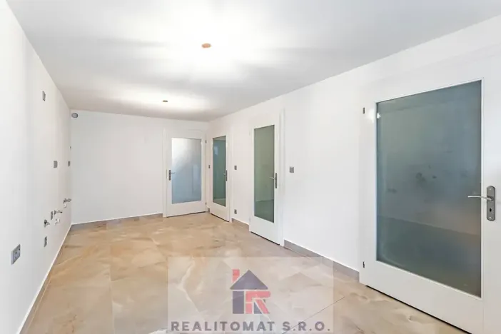 Pronájem vily, Praha - Komořany, Pod lesem, 770 m2