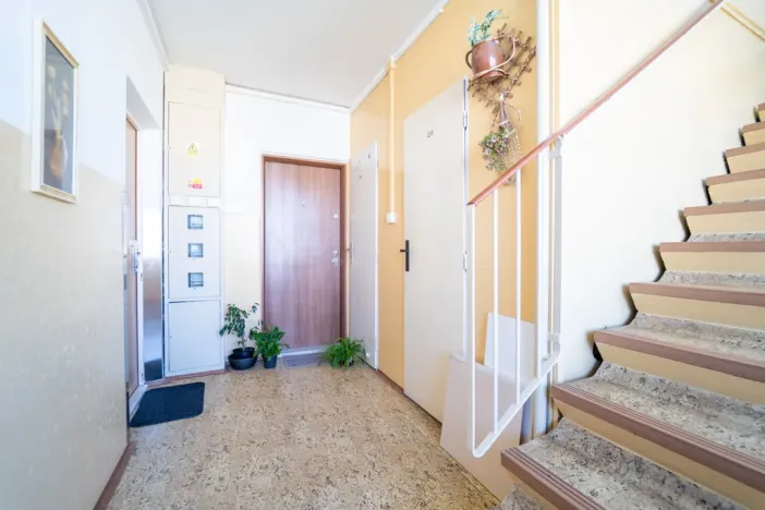 Pronájem bytu 3+1, Praha - Prosek, Veltruská, 61 m2