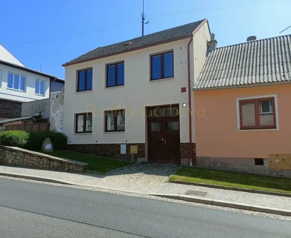 Prodej rodinného domu, Studená, nám. Sv. J. Nepomuckého, 180 m2