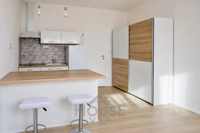 Prodej bytu 1+kk, Praha - Podolí, Dvorecké náměstí, 31 m2