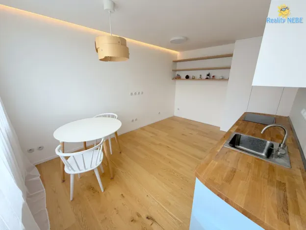 Pronájem bytu 1+kk, Praha - Prosek, Veltruská, 27 m2