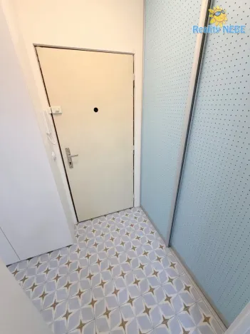 Pronájem bytu 1+kk, Praha - Prosek, Veltruská, 27 m2