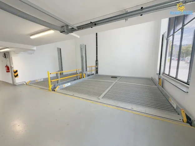 Pronájem garážového stání, Praha - Hloubětín, Kardašovská, 14 m2