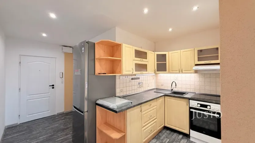 Pronájem bytu 1+1, Liberec, Nad Školou, 34 m2