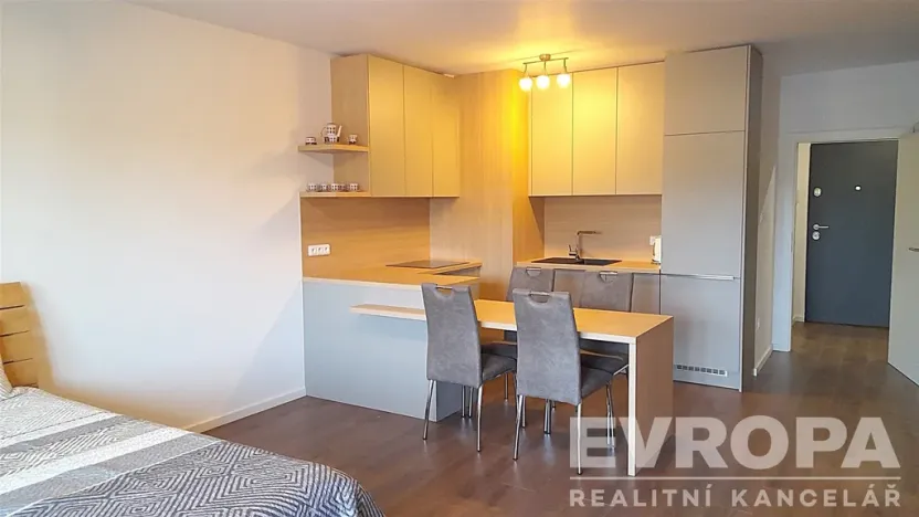 Pronájem atypického bytu, Praha, Spojovací, 49 m2