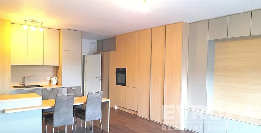 Pronájem atypického bytu, Praha, Spojovací, 49 m2