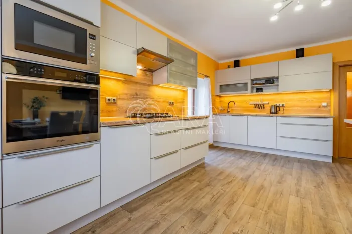 Prodej rodinného domu, Mořina, 320 m2