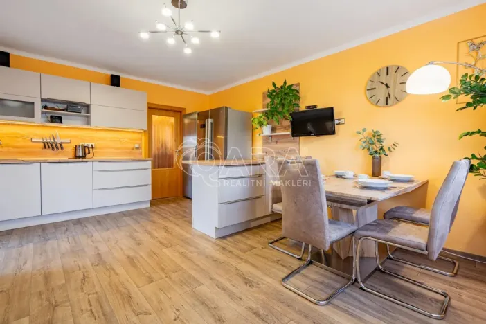 Prodej vícegeneračního domu, Mořina, 320 m2