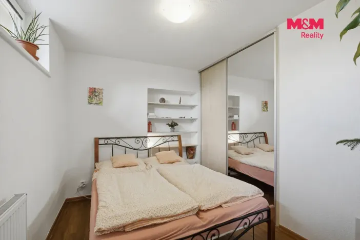 Prodej bytu 3+1, Kněževes, Štrosova, 55 m2