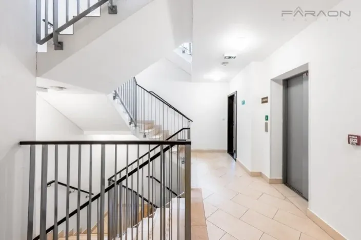 Pronájem bytu 1+kk, Praha - Holešovice, V háji, 31 m2