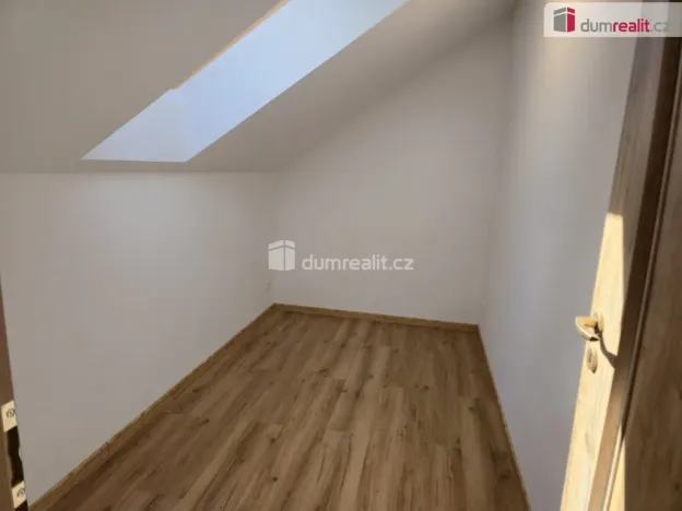 Pronájem bytu 4+kk, Straky, 75 m2