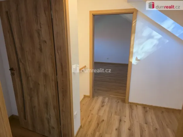 Pronájem bytu 4+kk, Straky, 75 m2