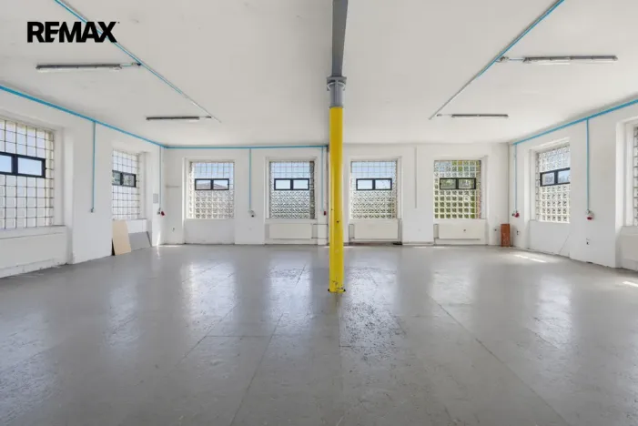 Pronájem výrobních prostor, Aš, Mánesova, 2350 m2