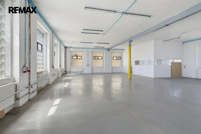 Pronájem výrobních prostor, Aš, Mánesova, 2350 m2