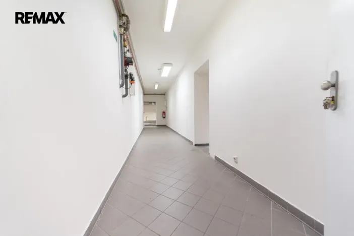 Pronájem obchodního prostoru, Praha - Háje, Hviezdoslavova, 297 m2