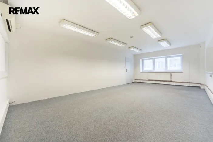 Pronájem obchodního prostoru, Praha - Háje, Hviezdoslavova, 297 m2