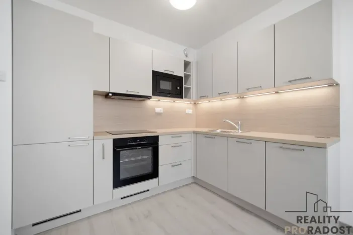 Pronájem bytu 2+kk, Pardubice, U Sportovní školy, 52 m2