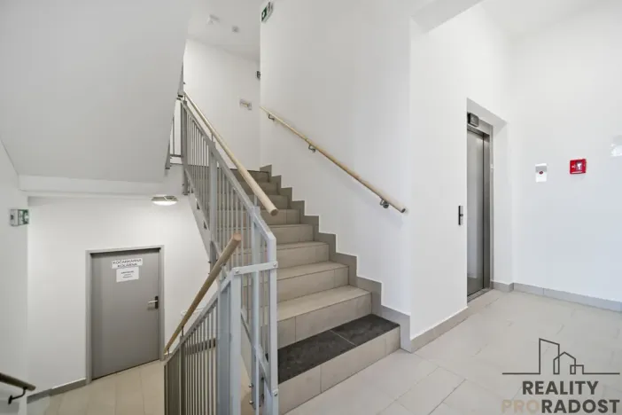 Pronájem bytu 2+kk, Pardubice, U Sportovní školy, 52 m2