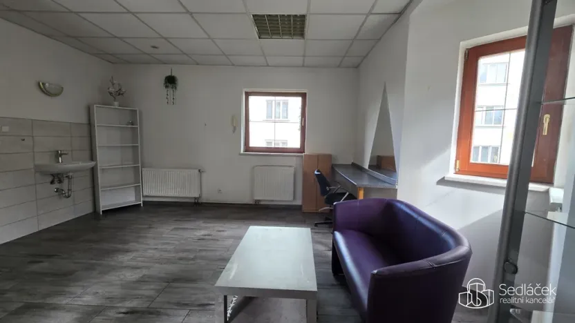 Pronájem obchodního prostoru, Sokolov, nábřeží Petra Bezruče, 31 m2