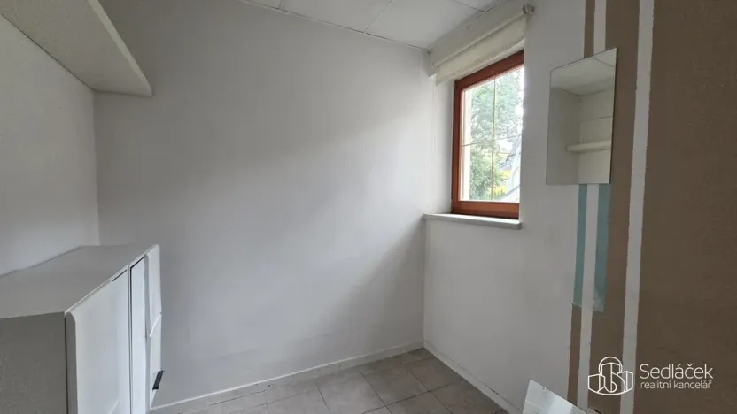 Pronájem obchodního prostoru, Sokolov, nábřeží Petra Bezruče, 31 m2
