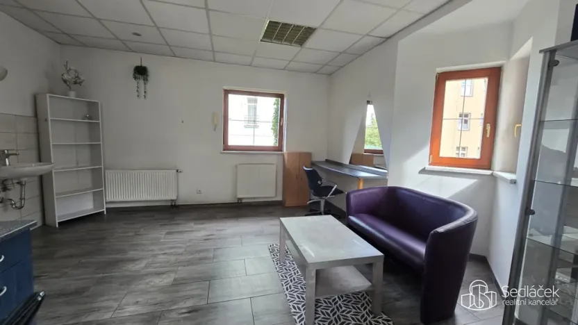 Pronájem obchodního prostoru, Sokolov, nábřeží Petra Bezruče, 31 m2