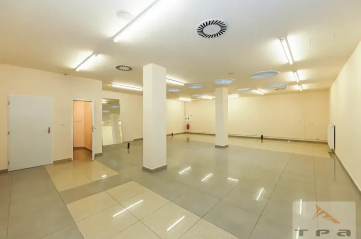 Prodej obchodního prostoru, Karlovy Vary, Divadelní náměstí, 100 m2
